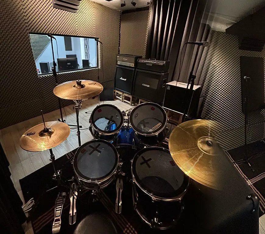 Sala de Fonosónico con tratamiento acústico, batería, platos y cabezales de amplificación