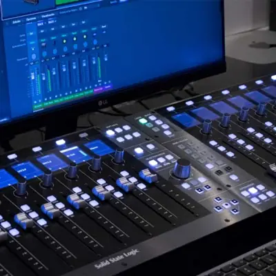 Detalle de la superficie de control Solid State Logic con sus faders iluminados